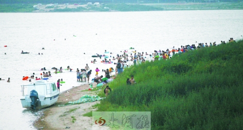 龍湖成為“第一浴場”，對市民是堵還是疏值得探討。