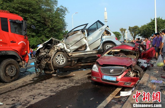 　　8月27日，四川宜賓城區(qū)濱江環(huán)線公路發(fā)生一起3車連環(huán)相撞的交通事故，已致4死2重傷。目前，2名重