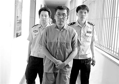 警方押解犯罪嫌疑人“立二拆四”。