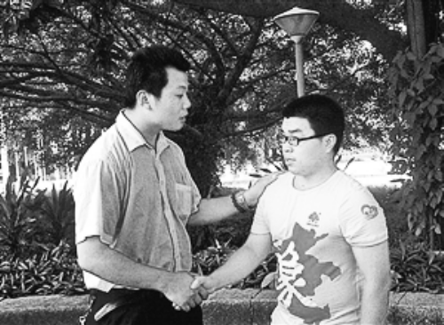 　王強(qiáng)（左）幫助的林富軍，今年考上了深圳大學(xué)。