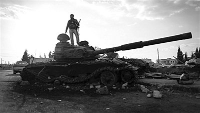 9月8日，敘利亞Zabadani，一名敘利亞反對派武裝人員站在廢棄的政府軍坦克上。