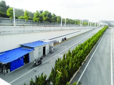 隧道內(nèi)堆放著大量生活用品。