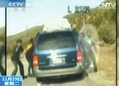 雷爾與警察爭執(zhí)，費雷爾兒子下車試圖保護媽媽。
