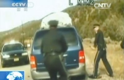 費雷爾再次上車，警察拿警棍砸車窗。