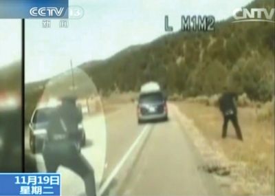 費雷爾駕車逃走，警察連開數(shù)槍。央視截圖