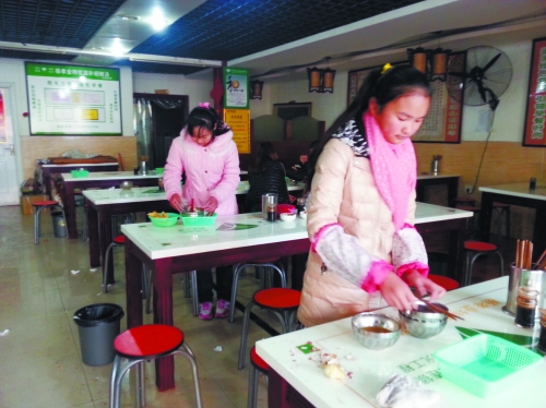 參加體驗的兩名學生成功“入職”后,開始收拾餐桌。