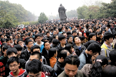 去年3月16日，武漢華中科技大學(xué)，“北約”、“華約”、“卓越”聯(lián)盟自主招生選拔考試湖北考點，考生等待進(jìn)場。 圖/CFP