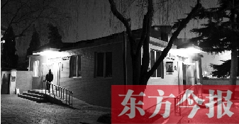 1月13日晚9點(diǎn)20分，鄭州市嵩山路與伊河路交叉口西北角的生態(tài)廁所依然開(kāi)著燈