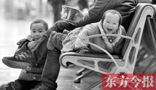 鄭州東站候車(chē)長(zhǎng)椅上，哈哈，馬上回家過(guò)年有禮物收了