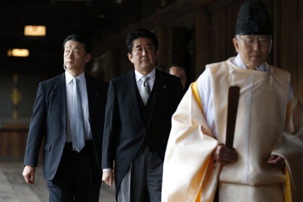 當(dāng)?shù)貢r(shí)間2013年12月26日，日本東京，日本首相安倍晉三抵達(dá)靖國神社。