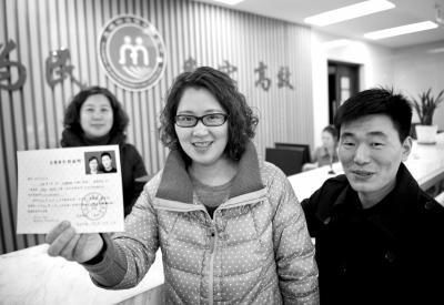 2014年1月27日，浙江臺(tái)州，王傳遠(yuǎn)、陳芳芳夫妻倆舉起再生育證向人們展示。圖/東方IC