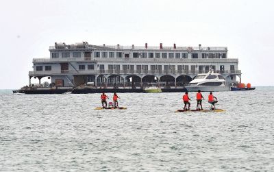 位于三亞市大東海附近海域的海上會(huì)所3月22日攝。新華社發(fā)