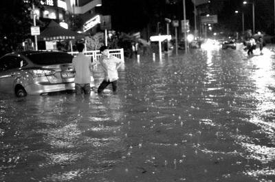 3月30日晚，深圳市區(qū)不少地段因暴雨積水，導(dǎo)致一些車輛在水中熄火。