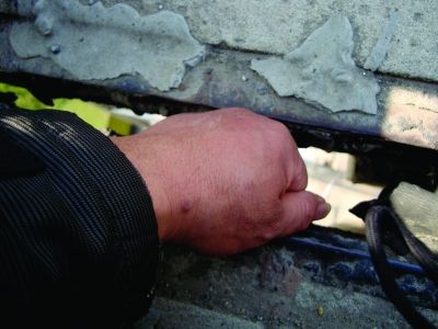 圖為大橋17號墩處橋面裂縫。梅建明 攝