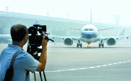 　8月28日，一架嶄新的波音737-800型飛機(jī)平穩(wěn)降落在鄭州新鄭國(guó)際機(jī)場(chǎng)。
