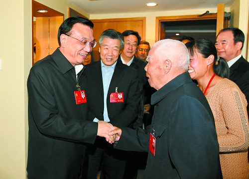11月5日下午，中共中央政治局常委、國務(wù)院副總理李克強(qiáng)親切看望了參加中國共產(chǎn)黨第十八次全國代表大會的