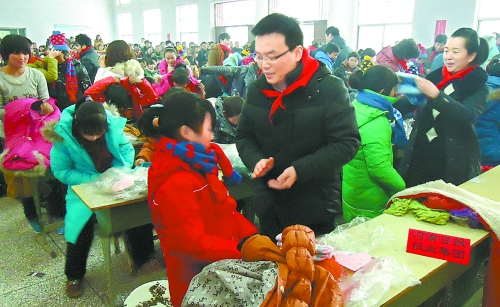 1月20日，省直團工委組織19個省直廳局的38名青年干部，來到三門峽市澠池縣果園鄉(xiāng)，開展“大手拉小手