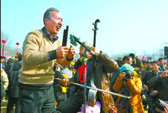 2月22日，寶豐馬街書會上，說書藝人正在表演。記者 史長來 攝