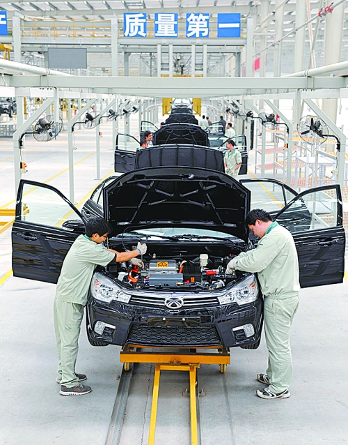 　　4月16日，新鄉(xiāng)市新能電動(dòng)汽車有限公司的工作人員在電動(dòng)汽車生產(chǎn)流水線上作業(yè)。目前，新鄉(xiāng)現(xiàn)有規(guī)模以