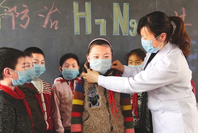 　　4月18日，內(nèi)黃縣第三實驗小學(xué)的老師在為學(xué)生講解如何預(yù)防甲型H7N9流感。當(dāng)日，內(nèi)黃縣第三實驗小