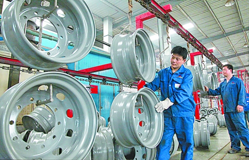 4月25日，許昌恒豐實(shí)業(yè)有限公司的員工正在生產(chǎn)重卡車輪。喬利峰 攝
