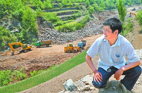 　　5月5日，魯山縣趙村鄉(xiāng)關(guān)岈村青年時(shí)軍偉看著正在建設(shè)的兩座小型水庫(kù)開心地笑了。他1994年開始外出