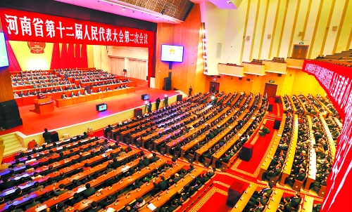 　4月1日下午，河南省第十二屆人民代表大會(huì)第二次會(huì)議在省人民會(huì)堂開幕。 記者 郭 宇 董 亮 攝