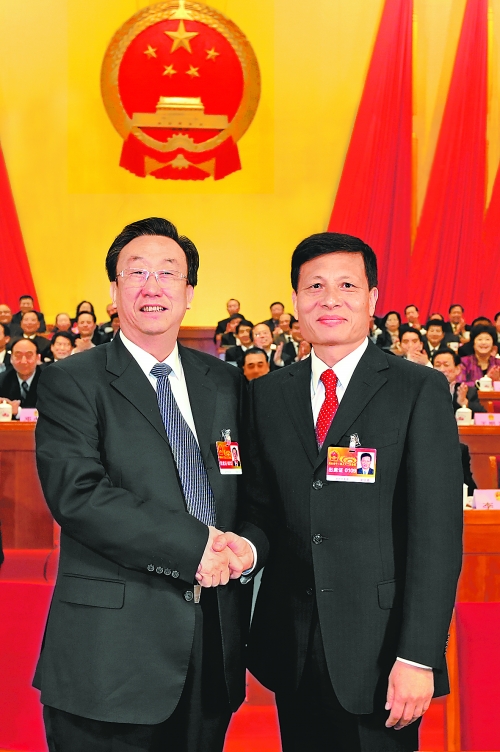 4月2日上午，新當(dāng)選的省人大常委會(huì)主任郭庚茂與新當(dāng)選的省人民政府省長謝伏瞻親切握手。郭宇 董亮 攝