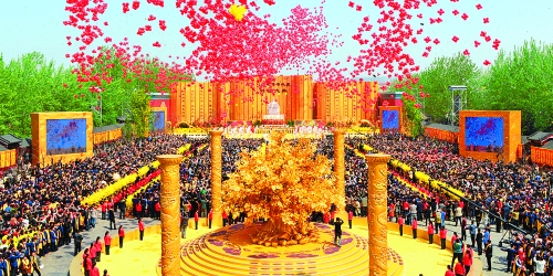 癸巳年黃帝故里拜祖大典于4月12日上午在新鄭舉行，來自海內(nèi)外的炎黃子孫，共同祭拜中華民族的人文始祖軒