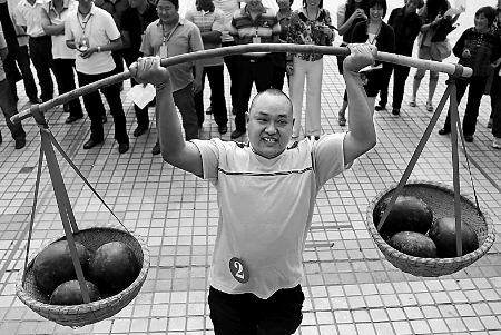 節(jié)會現(xiàn)場，一位瓜農(nóng)正在表演西瓜舉重。