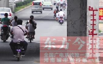 昨日，鄭州市航海路與京廣鐵路立交橋下，用紅線標注的“水位警戒線”