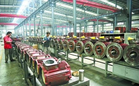 8月9日，南陽(yáng)微特防爆電機(jī)有限公司員工生產(chǎn)出口訂單產(chǎn)品。