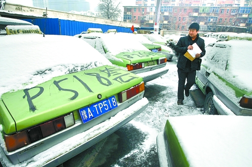 　12月21日，工作人員正在登記套牌出租車、假出租車