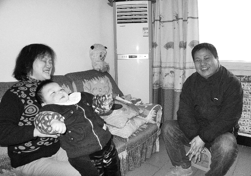 恩人找到了、飯碗保住了，張新明（右）與原竹青都開心地笑了。