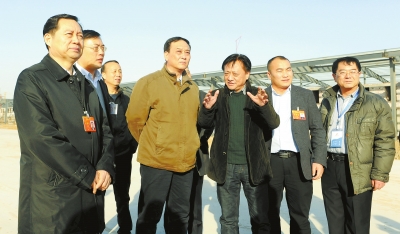 　　鄭州手拉手集團(tuán)董事長賈長明（右三）向省農(nóng)業(yè)廳廳長朱孟洲（右四），省政府副秘書長、省政府駐京辦主任