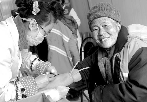 1月14日，汝南縣為全縣460多名環(huán)衛(wèi)工人免費進行心電圖、胸透等13項健康檢查，并建立了個人健康檔案
