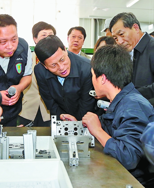 4月24日，省委副書記、省長謝伏瞻在濟源虎嶺產(chǎn)業(yè)集聚區(qū)考察。