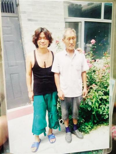 拍片間隙，王寶強與楊林貴在片場合影