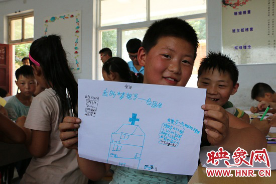 在以“中國夢”主題 的繪畫課堂上，孩子們寫下了自己的夢想