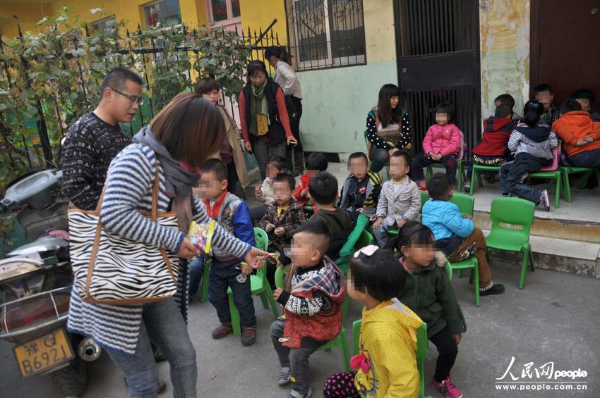 河南駐馬店市高新區(qū)一休幼兒園大門外聚集了數(shù)十位孩子家長,他們是來送孩子上學(xué)的,可是幼兒園大門卻被兩輛面包車?yán)锿舛滤?。周一一大早就遇到這事,不少家長特意給單位請假替孩子討要說法。