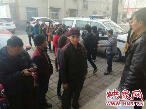 滎陽78名貴州籍農民工兄弟拿到工資回家啦！