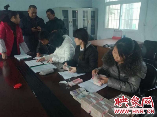 滎陽78名貴州籍農民工兄弟拿到工資回家啦！
