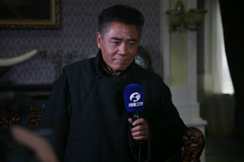 陳寶國接受河南衛(wèi)視專訪。