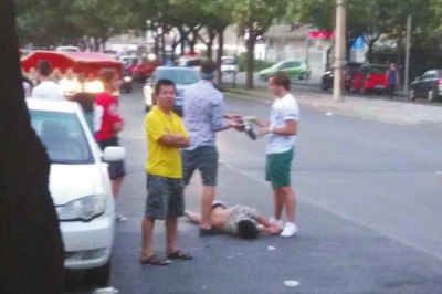 外籍男子當(dāng)街肩扛、腳踏醉漢