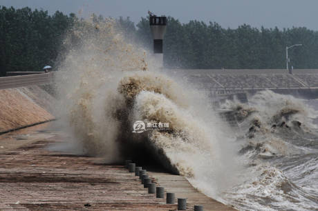 浙江海寧錢(qián)塘因超級(jí)月亮現(xiàn)壯觀交叉潮