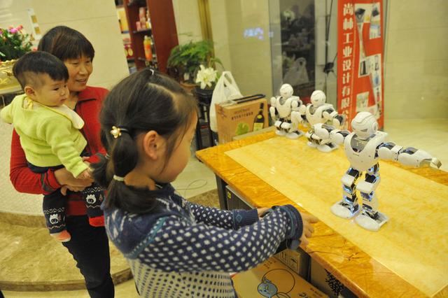 寧波一餐廳現(xiàn)機器人“服務員”