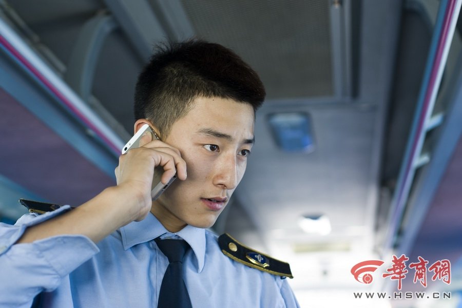 西安一公交車(chē)現(xiàn)最帥售票員