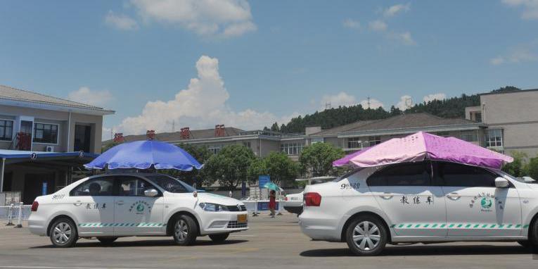 杭州一駕校現(xiàn)遮陽(yáng)新招 教練車(chē)車(chē)頂撐傘