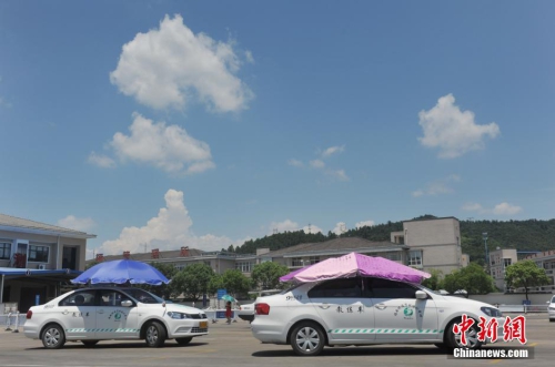 杭州一駕?，F(xiàn)遮陽(yáng)新招 教練車(chē)車(chē)頂撐傘