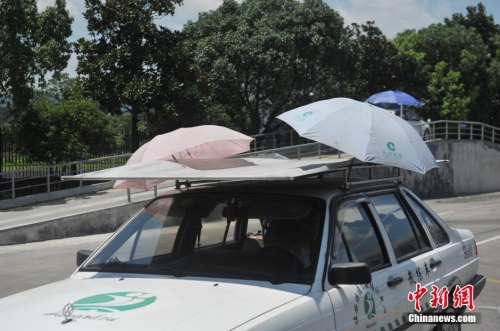 杭州一駕?，F(xiàn)遮陽(yáng)新招 教練車(chē)車(chē)頂撐傘